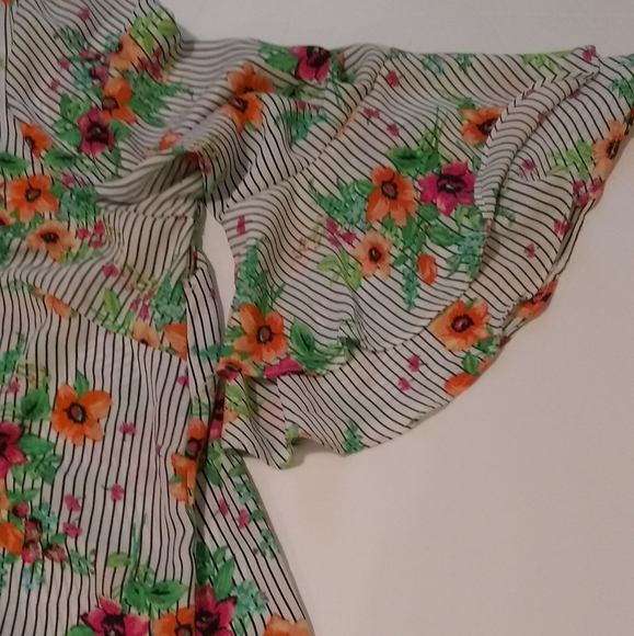 Harlow & Rose Woman Floral Bell Sleeve Blouse NWOT - Picture 7 of 8